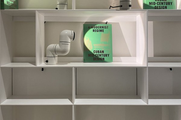 El libro Un régimen modernista. Diseño cubano de mediados del Siglo XX en el showroom de MINIM Madrid acompañado de las lámparas TATU de Santa&Cole