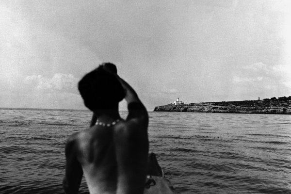 Charlotte Perriand sur son canoë. Passage par Sa Dragonera, août 1932. Photographe inconnu © Archives Charlotte Perriand 2026. 