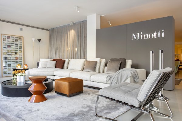 Sistema de asientos West de Minotti en MINIM Barcelona junto a sillón Delaunay diseñado por Rodolfo Dordoni