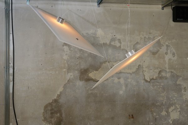 Lampara Serie C de Max Mila para Parachilna en el espacio M300, espacio cultural del grupo MINIM