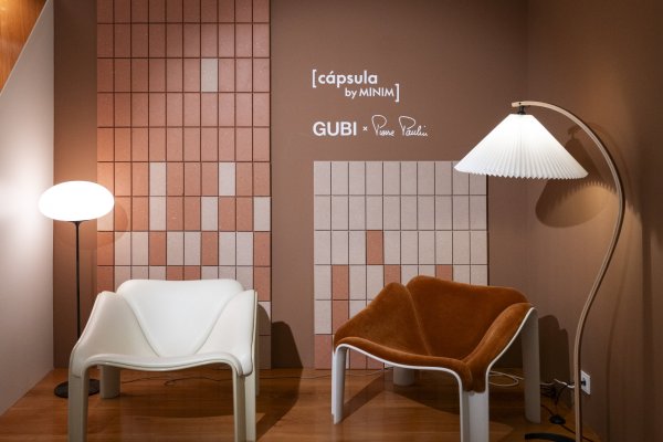 Dos butacas F300 diseño de Pierre Paulin para GUBI en el set diseñado con revestimiento de CREAVALO distribuido por MAT