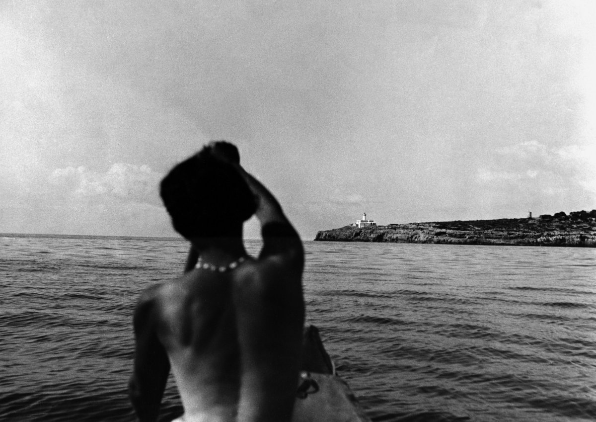 Charlotte Perriand sur son canoë. Passage par Sa Dragonera, août 1932. Photographe inconnu © Archives Charlotte Perriand 2026. 