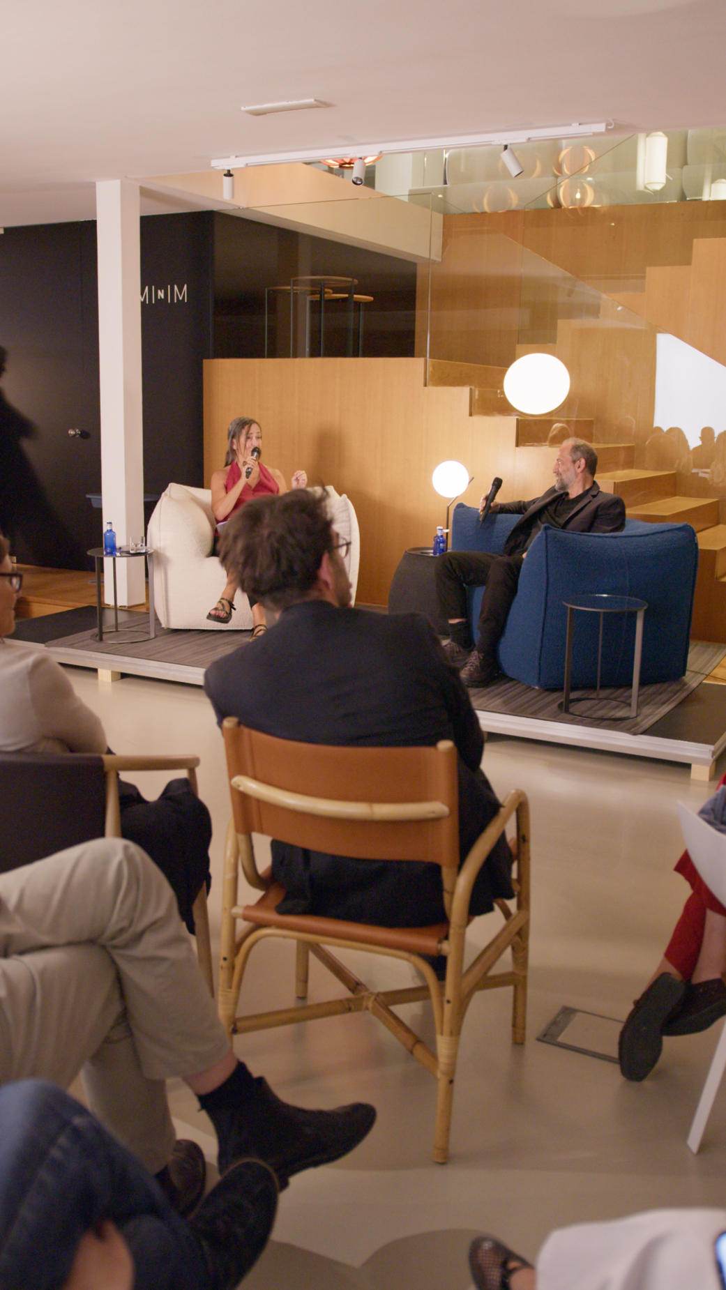 Michael Anastassiades y Anatxu Zabalbeascoa durante la charla en MINIM Barcelona en colaboración con B&B y MAXALTO
