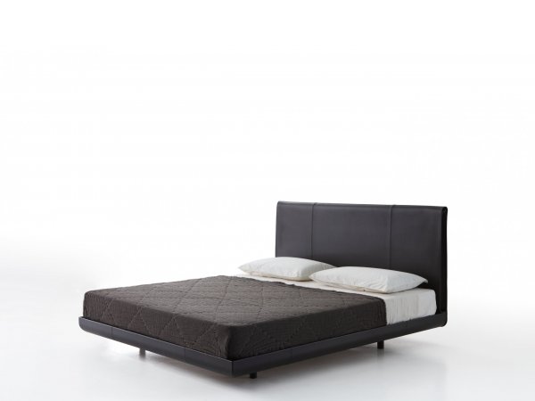 Cama SADORU_Porro_Cama diseño_cuero_cabecera curva_alta costura_MINIM Showroom_Barcelona_Madrid_cama grande_cama completa