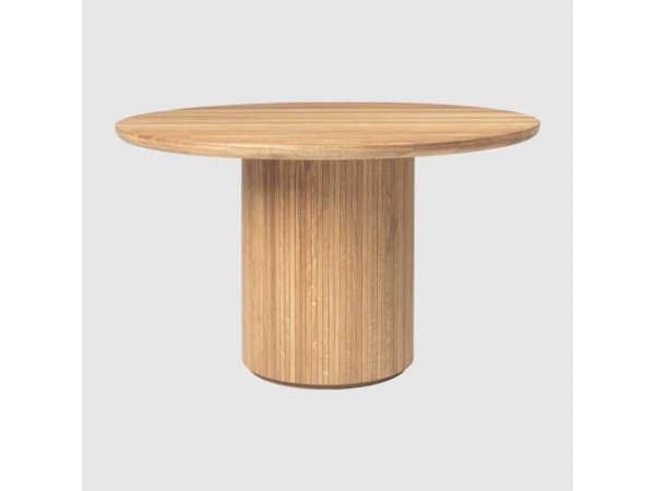 Moon _ DiningTable _ mesa de comedor redonda _ 120x73 _ mesa de madera de nogal barnizado _ Gubi _ MINIM