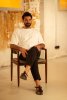 Guillermo López de MAIO en una silla Minotti de MINIM Barcelona