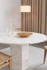 Epic Dining Table_mesa de comedor redonda_ blanco travertino_Gubi_MINIM_lifestyle