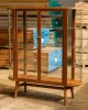Solo Tall Vitrine-Neri&amp;amp;Hu-madera de nogal-vitrina-delaespada-MINIM-lifestyle