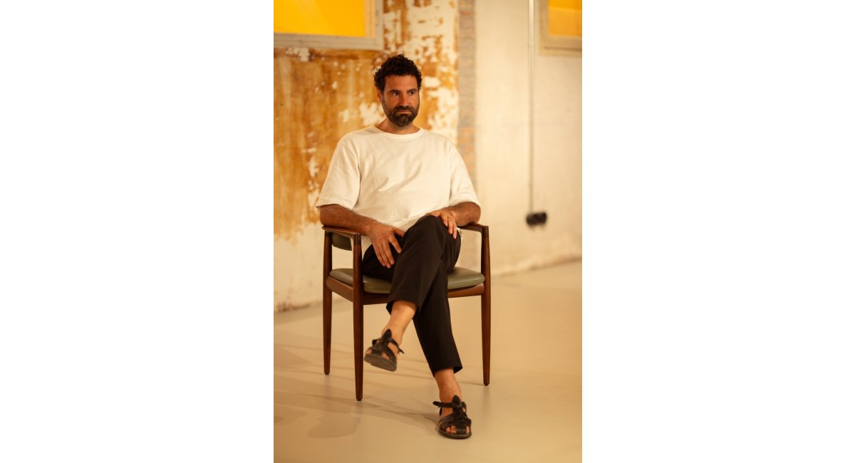 Guillermo López de MAIO en una silla Minotti de MINIM Barcelona
