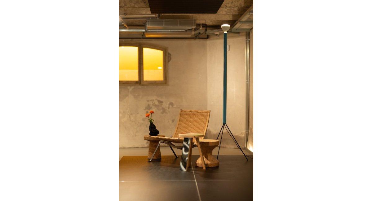 set diseñado por MINIM a partir de MAIO y sus influencias. Butaca de Fritz Hansen, mesa auxiliar Vitra Cork, taburete a partir de T300 de Curro Claret, Luminator de Flos y Jarrón de Chapapote de Curro Claret