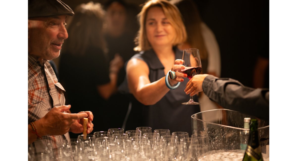 público disfrutando de una copa de vino Perelada en la charla de Público esuchando a Guillermo López de MAIO presentando su constelación en M300 espacio cultural del grupo MINIM en bulthaup Barcelona