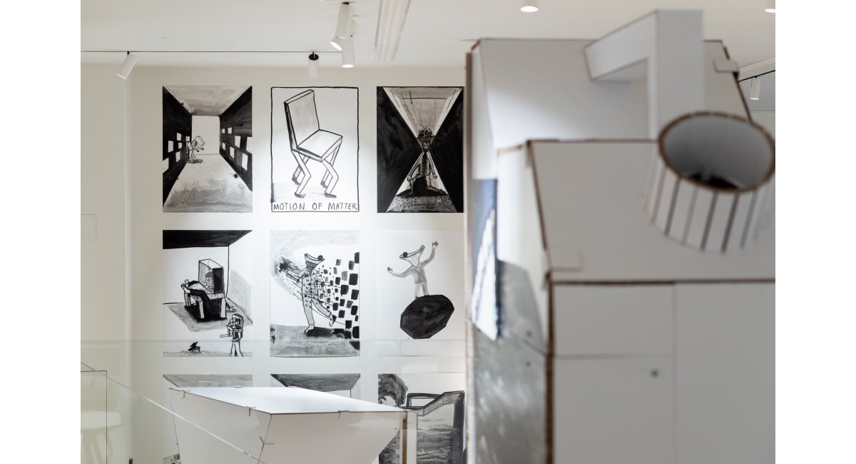 Obra bidón de gasolina y pinturas de Julia Oschatz en Minim Art