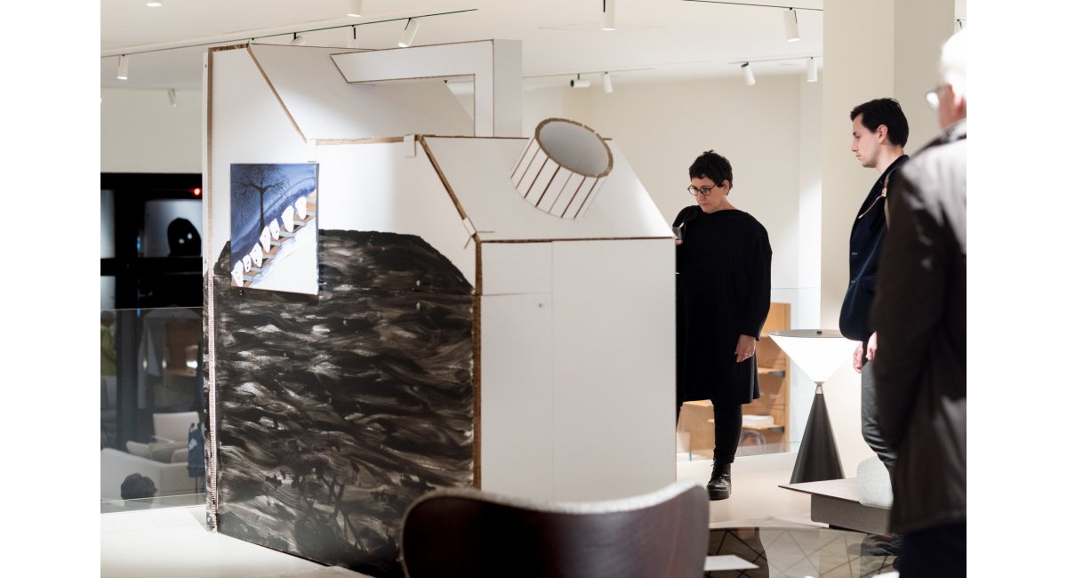 Invitados al evento de arte de Julia Oschatz observando obra