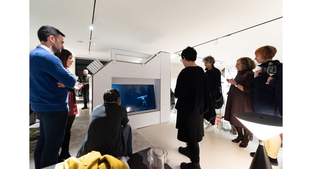 Invitados visualizando un video artístico integrado en la obra de Julia Oschatz