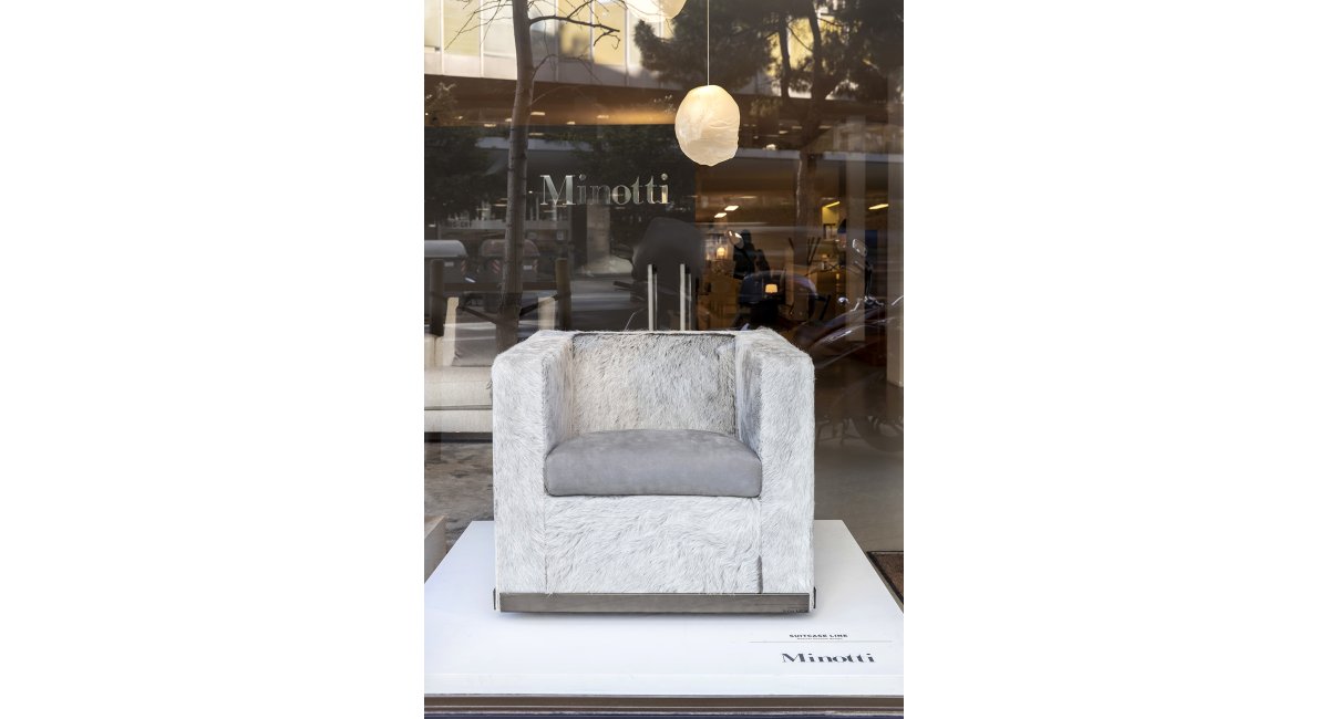 Sillón gris Suitcase de Minotti diseñado por Rodolfo Dordoni expuesto en MINIM Barcelona