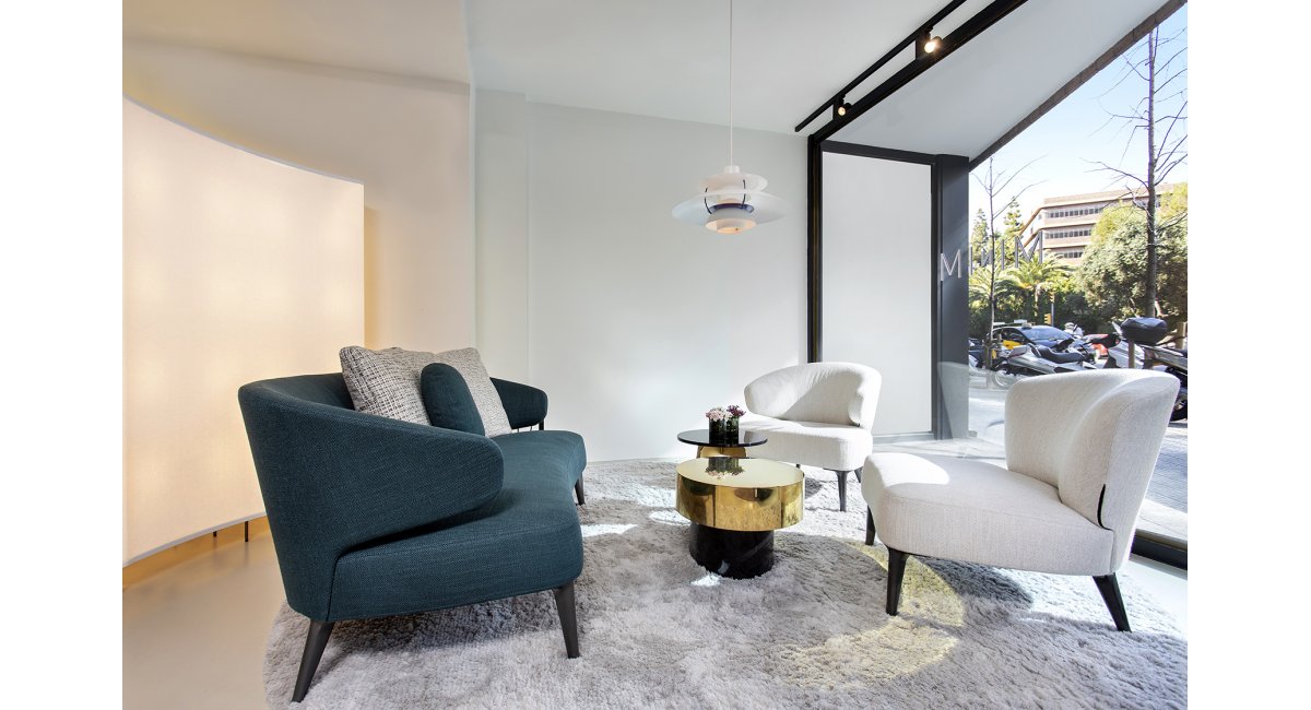 Sillones blancos y sofá verde Aston de Minotti diseñados por Rodolfo Dordoni en MINIM Barcelona