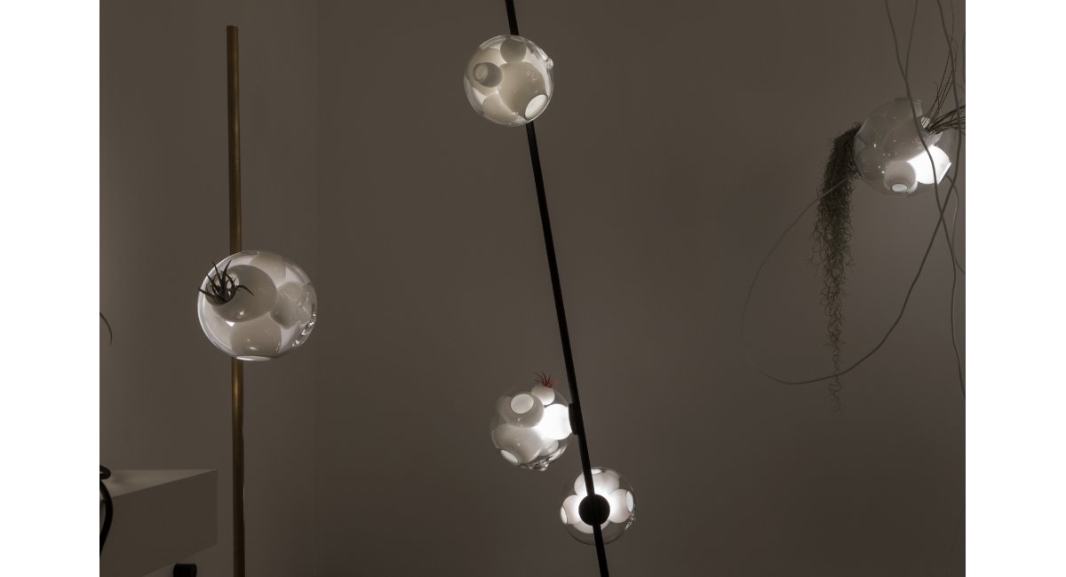 38 V Stem_lámpara de pie_DanielH_Bocci - MINIM - detalle lámpara encendida