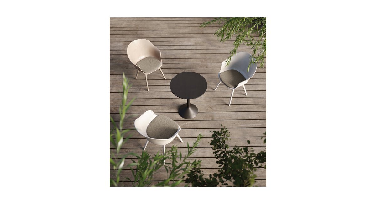 Bat_DiningChair Plastic_Silla de comedor de plástico_GUBI_MINIM_lifestyle exterior