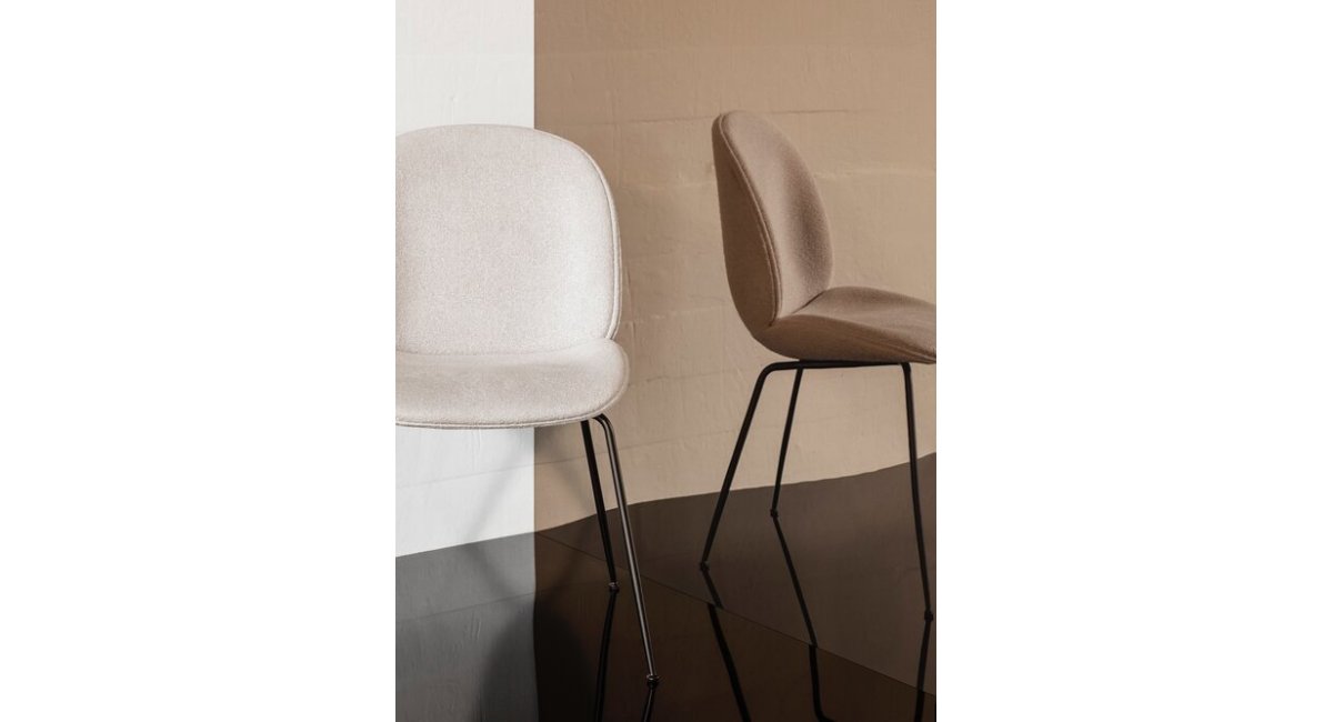 Beetle_DiningChair_tapizado de terciopelo_estructura negra_GUBI_MINIM_lifestyle