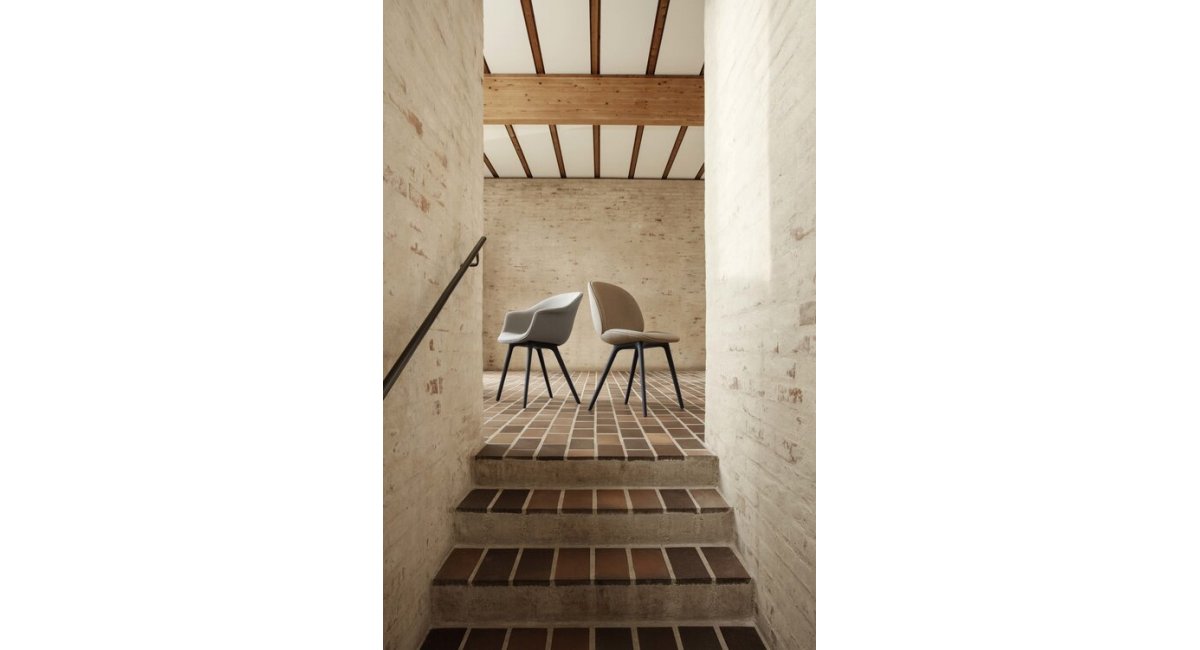 Beetle_silla de comedor_tapizado de piel_estructura negra_GUBI_MINIM_lifestyle