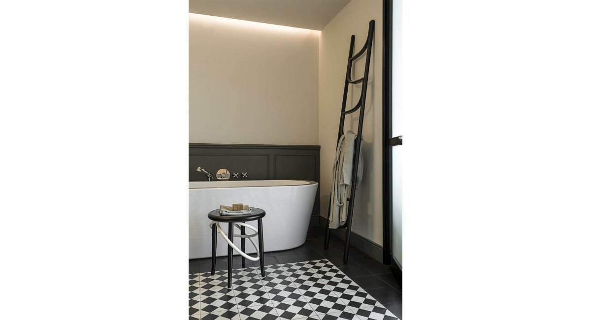 CIRQUE - taburete bajo - blanco y negro - Gebrueder Thonet Vienna - MINIM - lifestyle