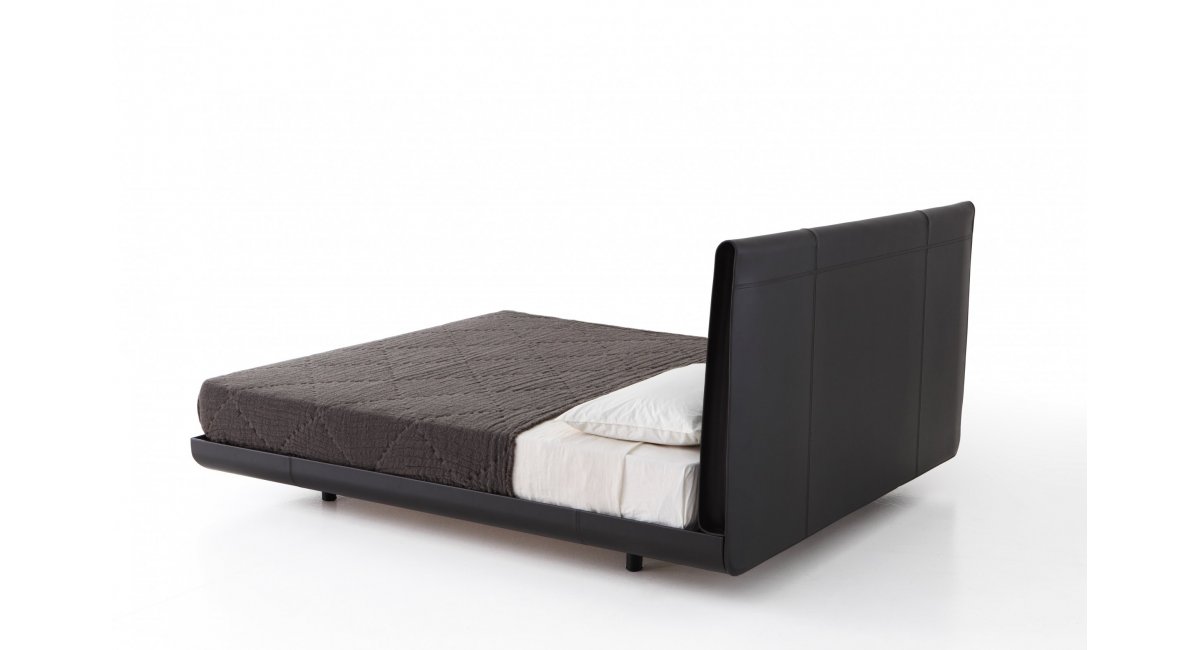 Cama SADORU_Porro_Cama diseño_cuero_cabecera curva_alta costura_MINIM Showroom_Barcelona_Madrid