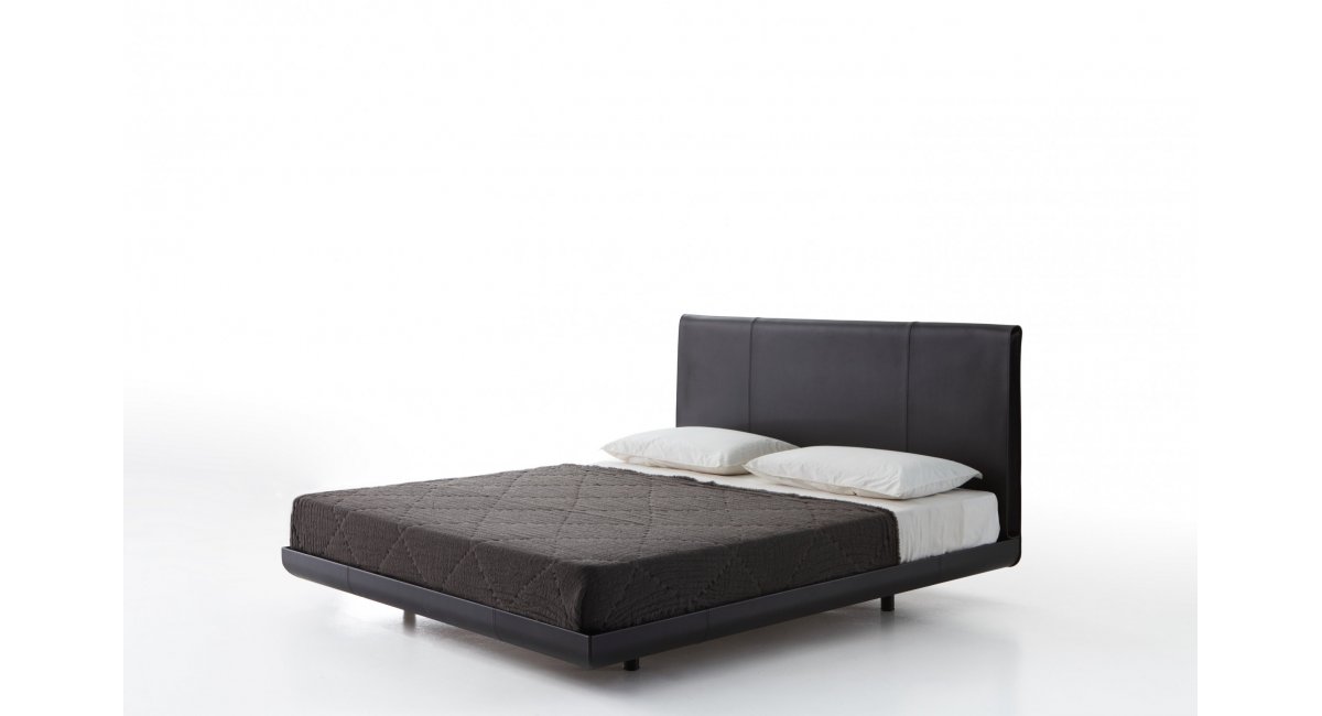 Cama SADORU_Porro_Cama diseño_cuero_cabecera curva_alta costura_MINIM Showroom_Barcelona_Madrid_cama grande_cama completa