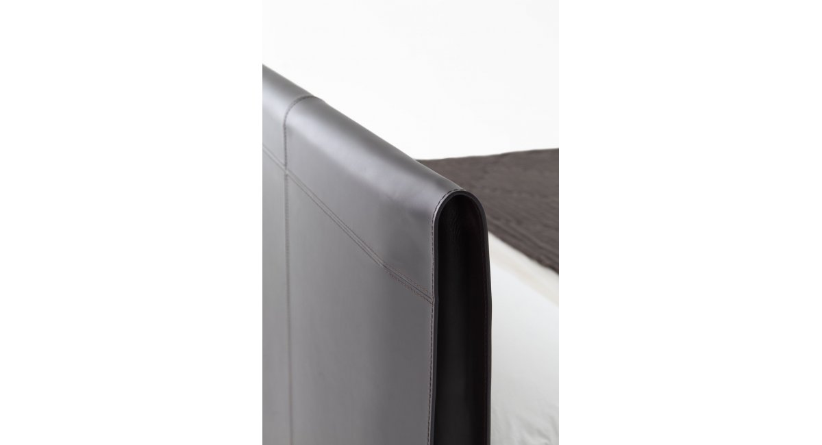 Cama SADORU_Porro_Cama diseño_cuero_cabecera curva_alta costura_MINIM Showroom_Barcelona_Madrid_detalle cuero