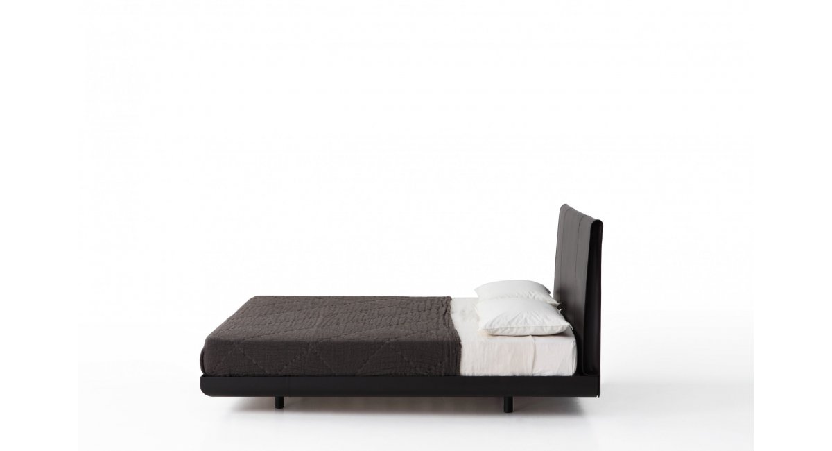 Cama SADORU_Porro_Cama diseño_cuero_cabecera curva_alta costura_MINIM Showroom_Barcelona_Madrid_perspectiva lateral