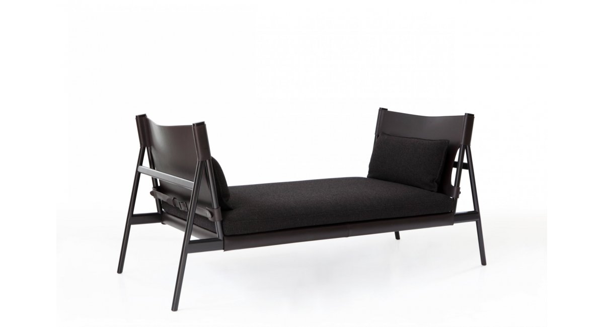 Canapé_Porro_TRAVELLER_estructura metal_pintado negro_piel en negro_MINIM Showroom_Madrid_Barcelona_perspectiva lateral