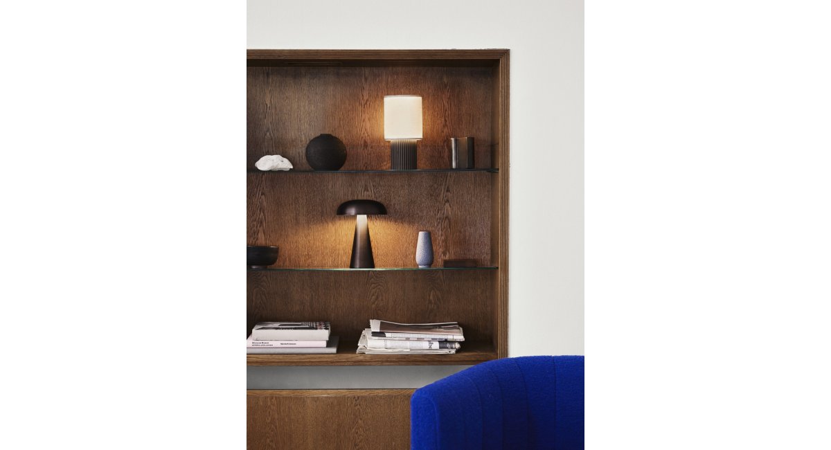 Como SC53 _ lámpara sobremesa - and tradition - MINIM - lifestyle estantería