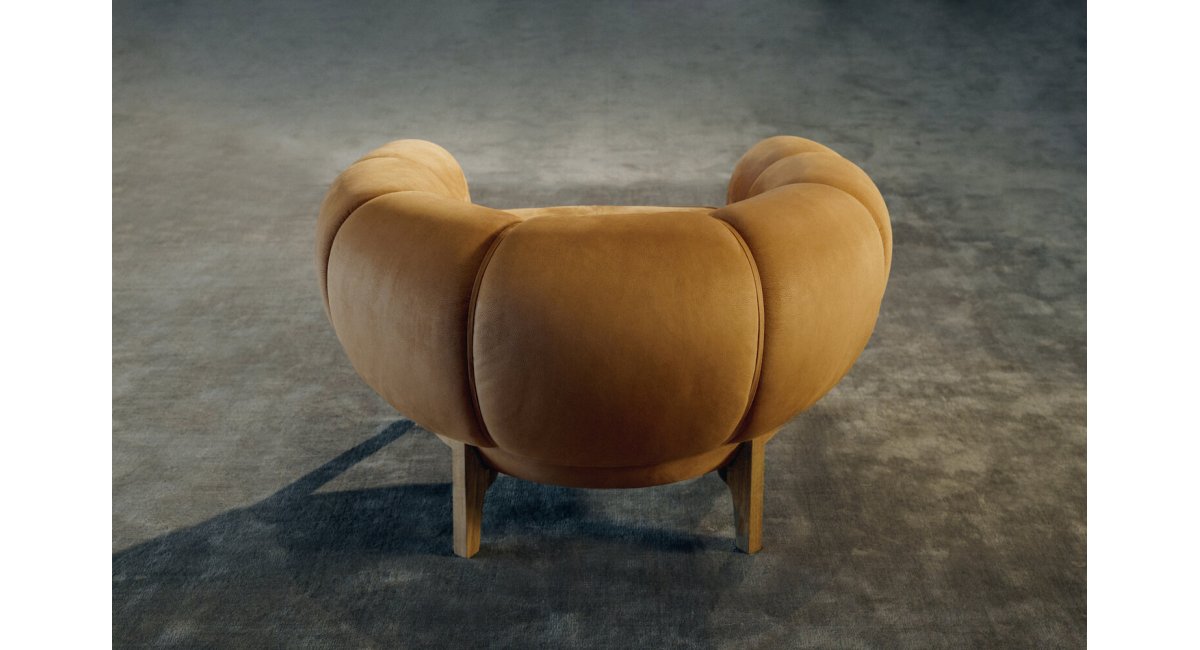 Croissant - butaca de nogal - GUBI_MINIM_lifestyle