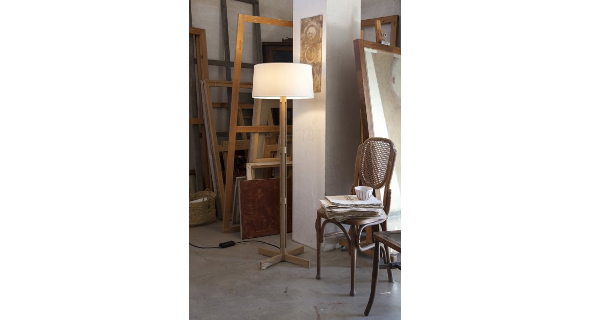 Fad_ lámpara de pie _ roble - Santa Cole - MINIM - lifestyle sala de estar