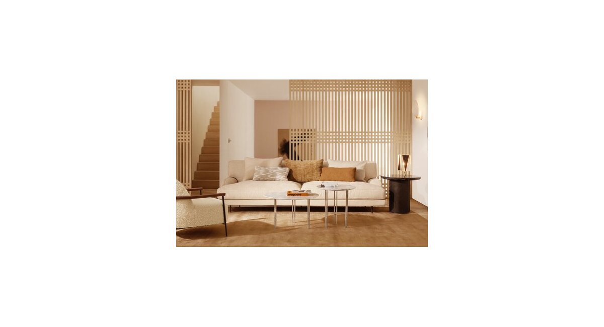 Flaneur_Sofa 3 plazas_varios tapizados_GUBI_MINIM_sofá con reposabrazos_lifestyle sala