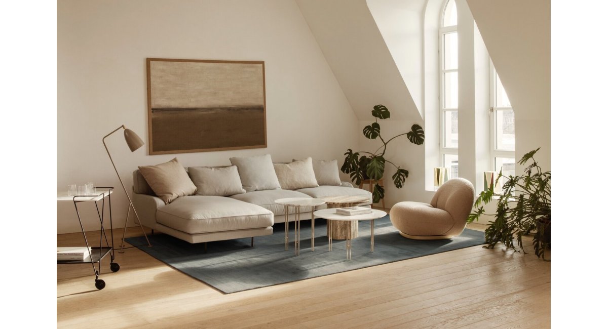 Flaneur_Sofa 3 plazas_varios tapizados_GUBI_MINIM_sofá con reposabrazos_lifestyle