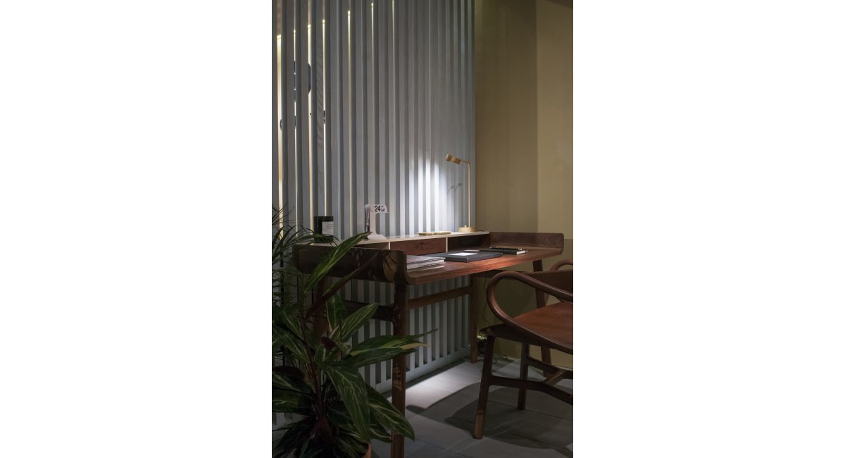 De La Espada, Harold Desk