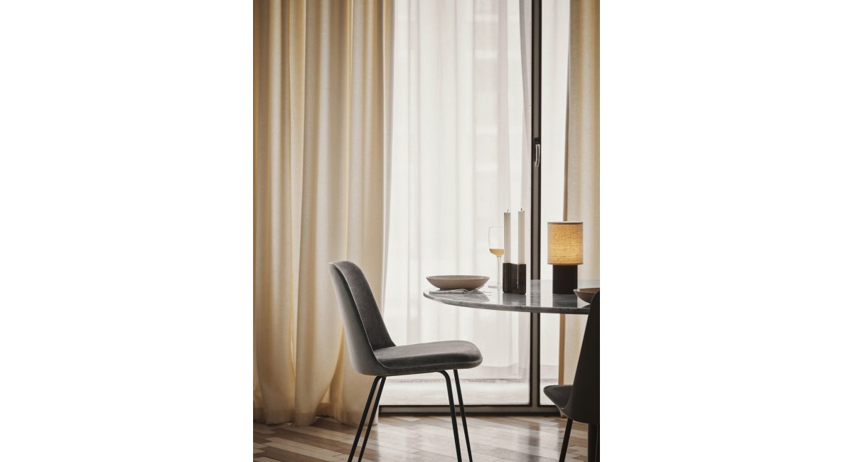 In Between SK19 _ estructura nega - mármol blanco - mesa de centro - and tradition - MINIM - lifestyle - comedor