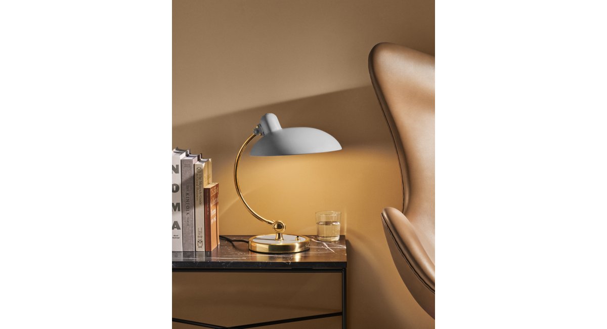 Lamparita_KAISER idell - 6631-T Luxus_ gris claro - Easy Grey - dorado - MINIM - lifestyle sala de estar