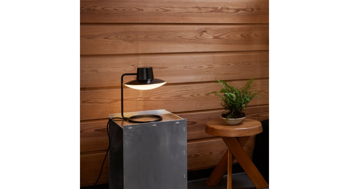 LouisPoulsen-AJOxfordSobremesa-ArneJacobsen-MINIMShowroom