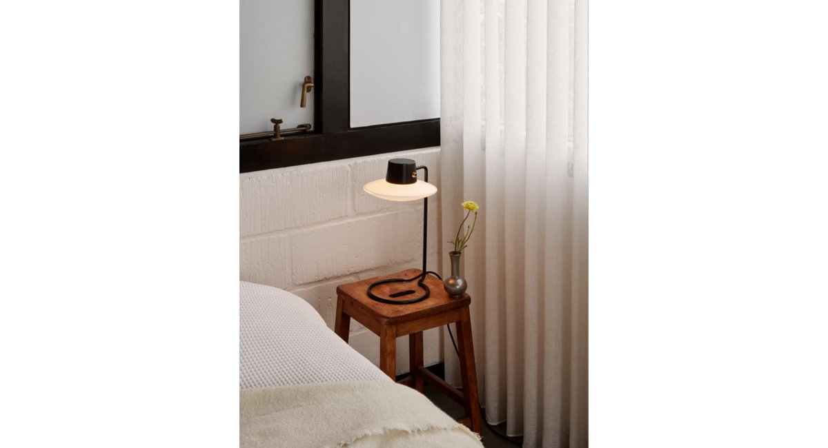 LouisPoulsen-AJOxfordSobremesa-ArneJacobsen-MINIMShowroom