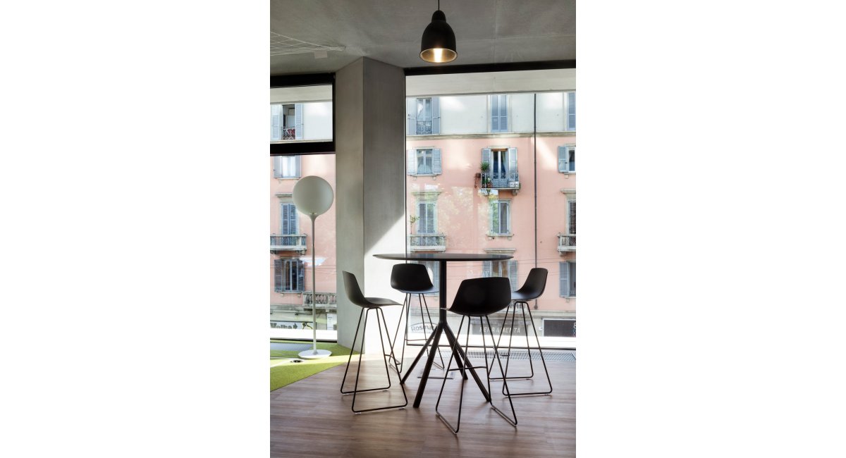 Mesa La Palma_ Fork_color negro_patas de aluminio_mesa de oficina_mesa sala de reuniones_mesa comedor_mesa bar_mesa restaurante_MINIM Showroom_Madrid_Barcelona