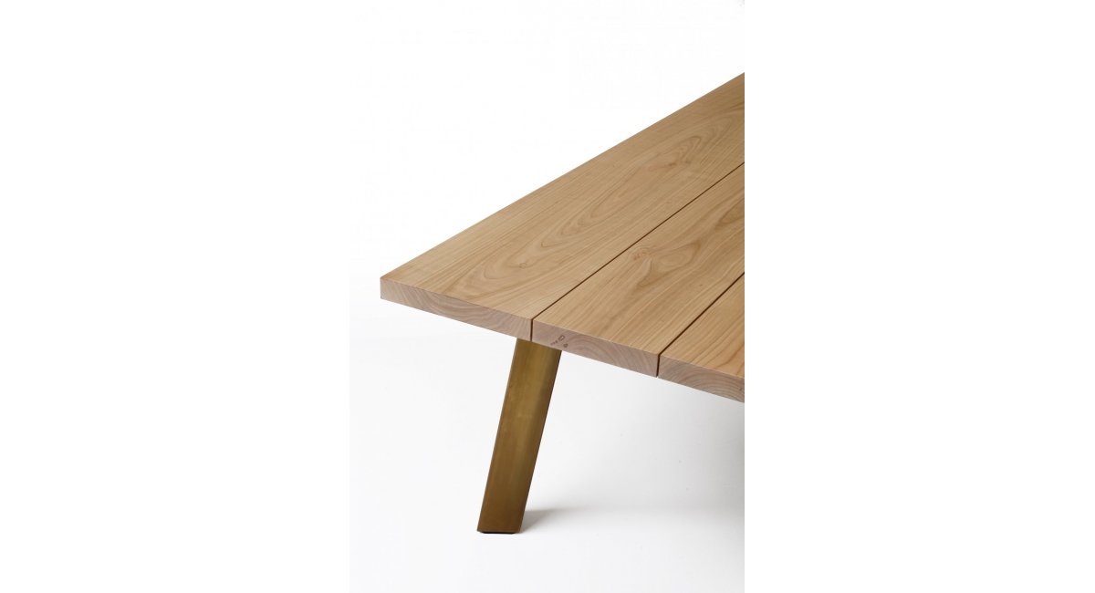 Mesa RYOBA_Porro_tablero de madera maciza_cerezo europeo_patas metal_MINIM Showroom_Madrid_Barcelona_artesanía