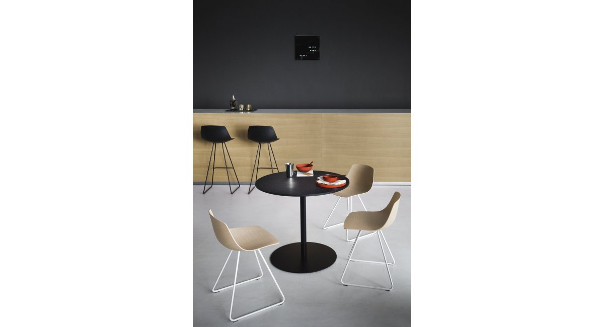 Mesa brio_La Palma_Negro_mesa minimalista_mesa ligera_MINIM Showroom_Barcelona_Madrid_mesa cafetería_mesa restaurante_lifestyle