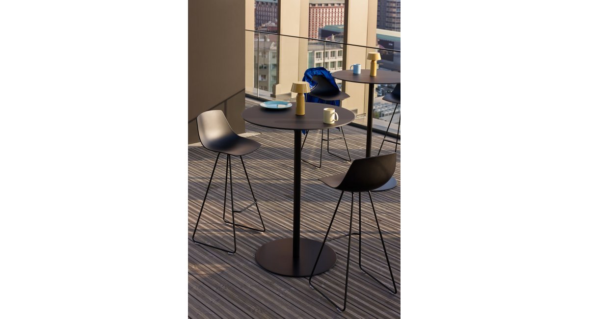 Mesa brio_La Palma_Negro_mesa minimalista_mesa ligera_MINIM Showroom_Barcelona_Madrid_mesa terraza_lifestyle