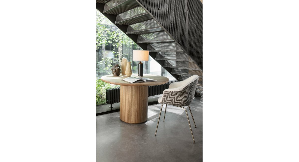 Moon _ DiningTable _ mesa de comedor redonda _ 120x73 _ mesa de madera de nogal barnizado _ Gubi _ MINIM _ lifestyle corner