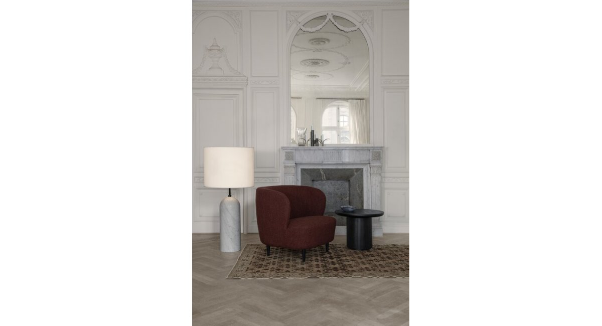 Moon _ Lounge Table _ mesa de salón redonda _ 60cm _ mesa de madera de nogal lacada en negro _ Gubi _ MINIM_lifestyle sala de estar