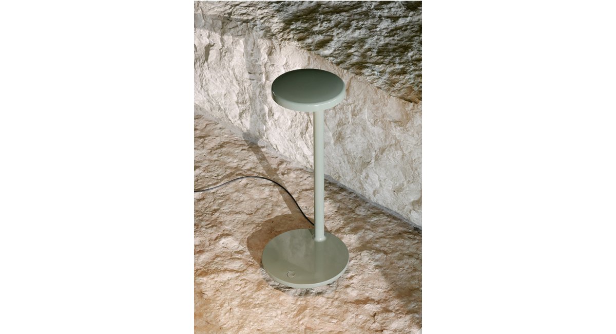 Oblique - lámpara de mesa - Flos - MINIM - lifestyle superficie de piedra