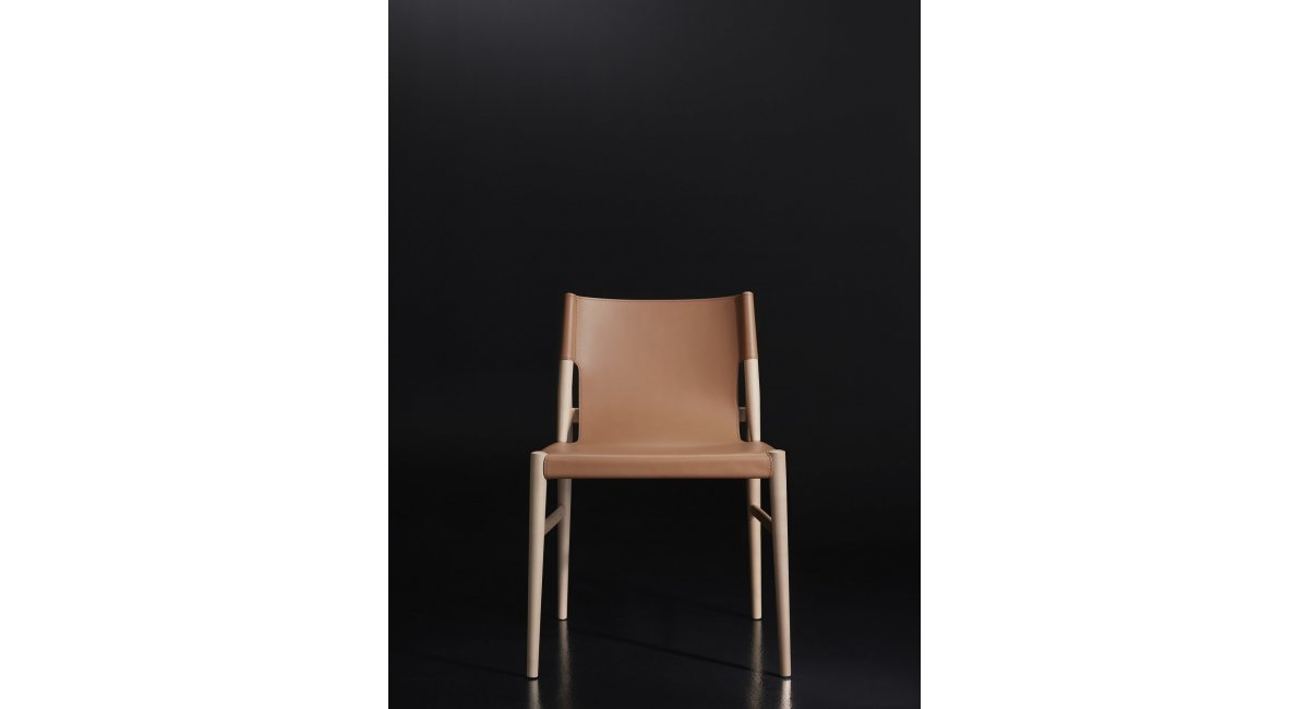 PORRO - Silla VOYAGE_madera de arce_color marrón_piel_MINIM Showroom_Barcelona_Madrid_fondo negro