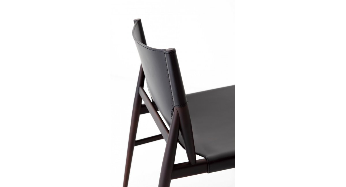 Detalle_PORRO - Silla VOYAGE_madera de arce_color negro_piel_MINIM Showroom_Barcelona_Madrid