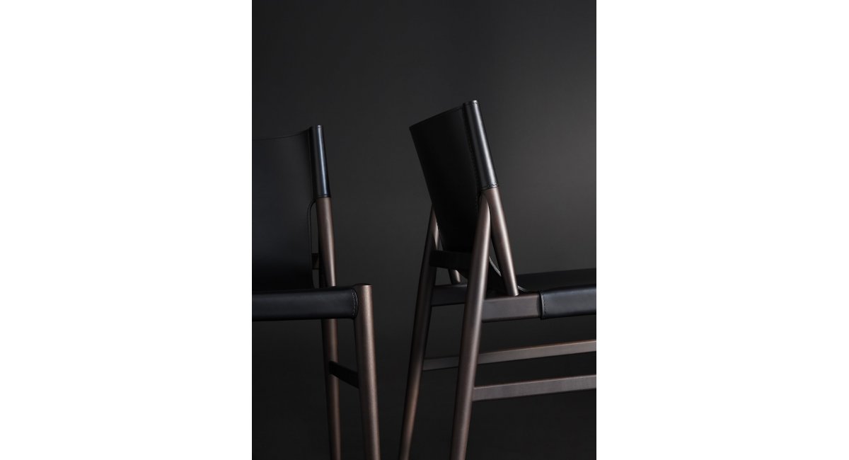 PORRO - Silla VOYAGE_madera de arce_color oscuro_barniz__piel color negro_MINIM Showroom_Barcelona_Madrid_lifestyle